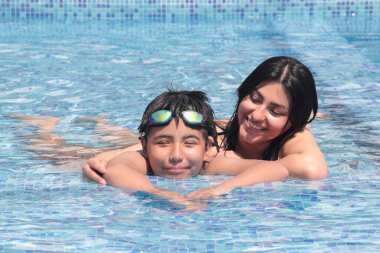 11 yaşındaki küçük Latin oğluyla havuzda yüzüp, eğlenen genç bekar anne ve sıcak hava dalgası.