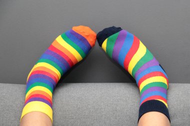 Uyumsuz çoraplı ayaklar, Dünya Down Sendromu Günü için farklı renkler ve tasarımlar, her bir insanın benzersizliğini vurgulamak için.