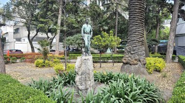 Mexico City, Mexico - 14 Ocak 2026: Polanco 'daki Lincoln Park veya Aynalar Parkı, regattas ve minyatür model tekneli filolarla çevrili evler ve binalarla çevrili.