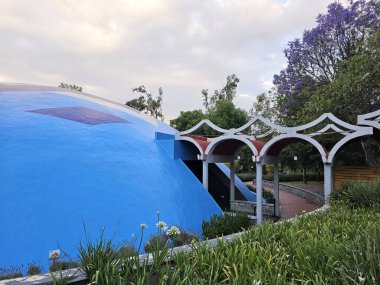 Mexico City, Mexico - 26 Mart 2025: Chapultepec Ormanı içinde yer alan Mexico City Doğal Tarih ve Çevre Kültürü Müzesi, biyolojik çeşitliliği ve korunmasını sergiliyor