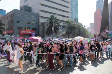 Mexico City, Mexico - 8 Mart 2025 - 8 Mart 2025 Uluslararası Kadınlar Günü, CDMX 'te eşitlik, şiddet, kadın cinayeti, maçoluğu ve ayrımcılığı kınamak amacıyla düzenlenen yürüyüşdür.