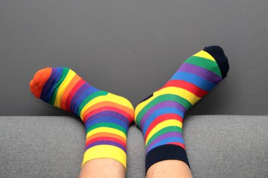 Uyumsuz çoraplı ayaklar, Dünya Down Sendromu Günü için farklı renkler ve tasarımlar, her bir insanın benzersizliğini vurgulamak için.