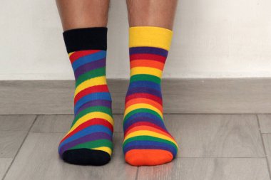 Uyumsuz çoraplı ayaklar, Dünya Down Sendromu Günü için farklı renkler ve tasarımlar, her bir insanın benzersizliğini vurgulamak için.