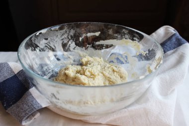 Ev hanımı. Büyük cam bir fırın kabında gübre. Aile kutlaması. Kapat..