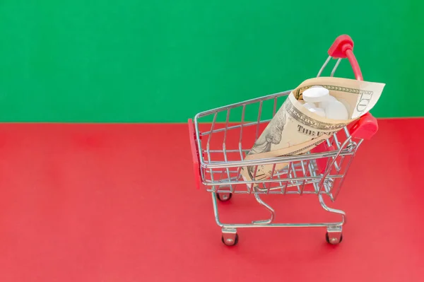 Panier Sur Fond Rouge Vert Avec Des Médicaments Enveloppés Dans — Photo