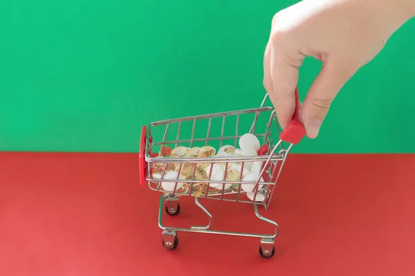 Una Mano Empuja Una Cesta Compra Con Medicinas Sobre Fondo — Foto de Stock