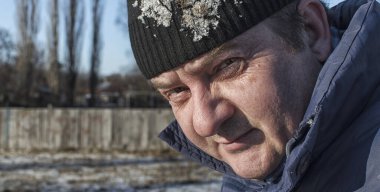 Evsiz. Kirli şapkalı bir adamın portresi. Objektife bakıyorum. Kapat..