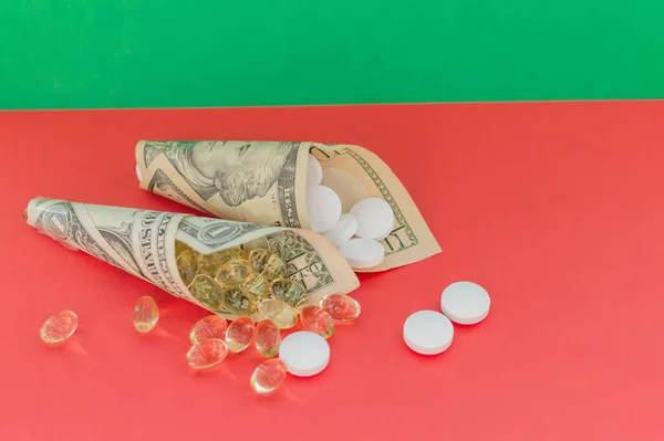 Medicamentos Vitaminas Suplementos Antioxidantes Envueltos Dinero Sobre Fondo Rojo Verde — Foto de Stock