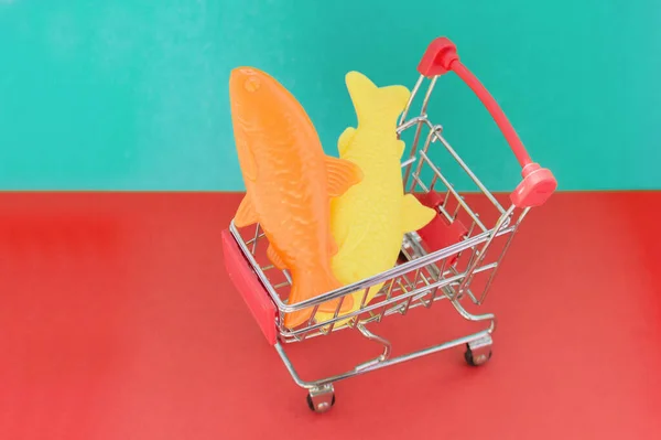 Carrito Compras Sobre Fondo Rojo Azul Con Peces Plástico Interior — Foto de Stock