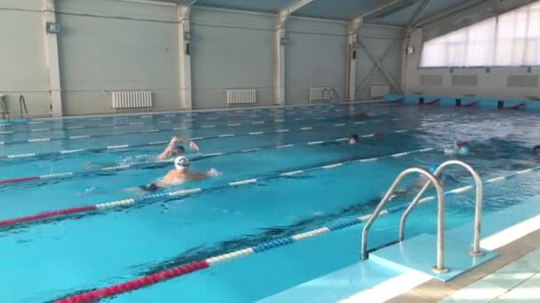 Rusya Moskova Eylül 2020 Spor Havuzundaki Çocuklar Yüzmede Damıtma Sporlarında — Stok video
