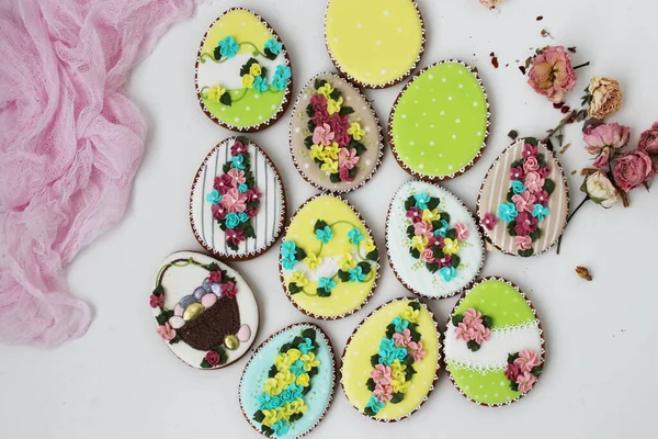 Pan Jengibre Color Pascua Forma Huevo Con Conejo Flores Dibujadas — Foto de Stock