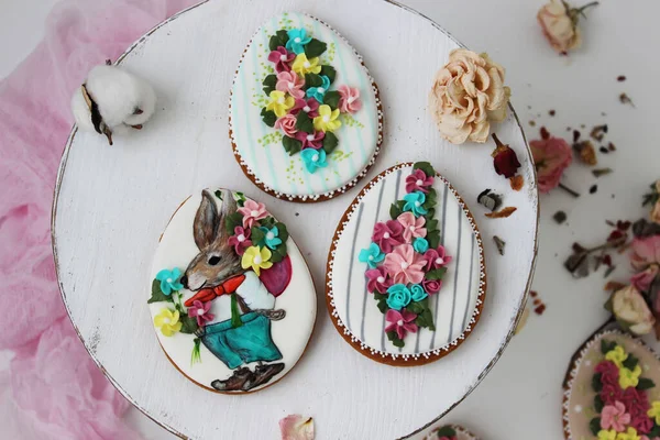 Pan Jengibre Color Pascua Forma Huevo Con Conejo Flores Dibujadas — Foto de Stock