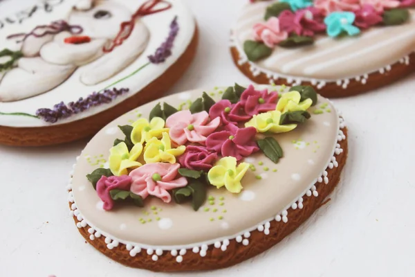 Pão Gengibre Páscoa Colorido Forma Ovo Com Coelho Flores Desenhadas — Fotografia de Stock