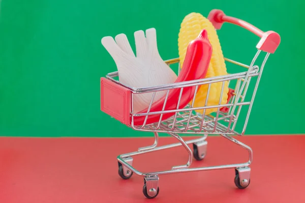 Kırmızı Yeşil Arka Planda Plastik Sebzeli Alışveriş Arabası Zararlı Katkı — Stok fotoğraf