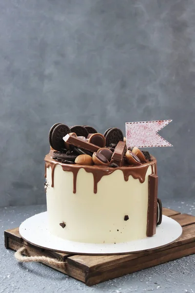 Κέικ Άσπρη Κρέμα Και Σοκολατένιες Μουτζούρες Διακοσμημένες Γλυκά Ξύλινο Σταντ — Φωτογραφία Αρχείου