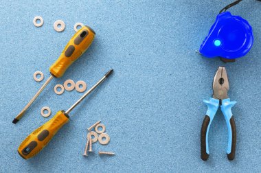 Erkek işi. Tamir aletleri masanın üzerinde. Ev işi konsepti, atölye. Yakın plan..