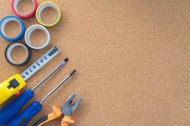 Erkek işi. Tamir aletleri masanın üzerinde. Ev işi konsepti, atölye. Yakın plan..