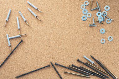 Tamir et. Masaüstünde vida ve çamaşır var. Tamir dükkânı kavramı. Yakın plan..