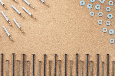 Tamir et. Masaüstünde vida ve çamaşır var. Tamir dükkânı kavramı. Yakın plan..