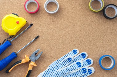 Erkek işi. Tamir aletleri masanın üzerinde. Ev işi konsepti, atölye. Yakın plan..