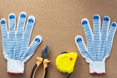 Erkek işi. Tamir aletleri masanın üzerinde. Ev işi konsepti, atölye. Yakın plan..