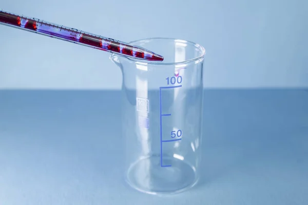 医学研究所 青い背景に空の試験管にピペットから血液を流し込む 実験室テスト — ストック写真