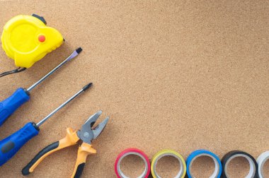 Erkek işi. Tamir aletleri masanın üzerinde. Ev işi konsepti, atölye. Yakın plan..