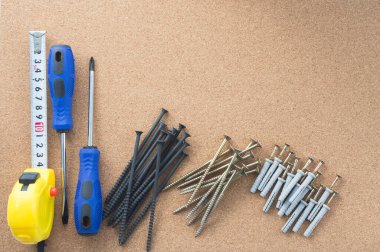 Erkek işi. Tamir aletleri masanın üzerinde. Ev işi konsepti, atölye. Yakın plan..