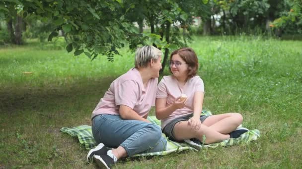 Mom Daughter Eat Ice Cream Sitting Blanket Park Joint Holidays — Αρχείο Βίντεο