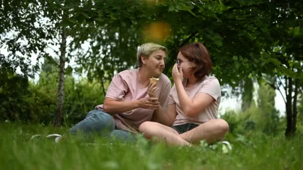 Mom Daughter Eat Ice Cream Sitting Blanket Park Joint Holidays — Αρχείο Βίντεο