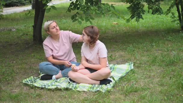 Mutter Streichelt Ihre Tochter Die Auf Einer Decke Park Sitzt — Stockvideo