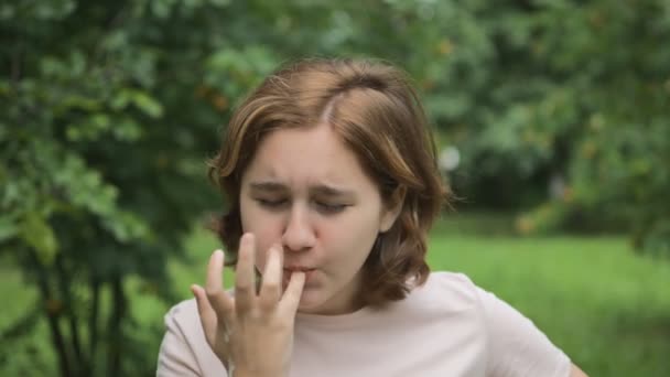 Retrato Uma Adolescente Lamber Dedos Manchada Com Gelado Quadros Formato — Vídeo de Stock