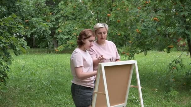 Concepto Creatividad Educación Personas Una Estudiante Con Pinceles Una Paleta — Vídeo de stock