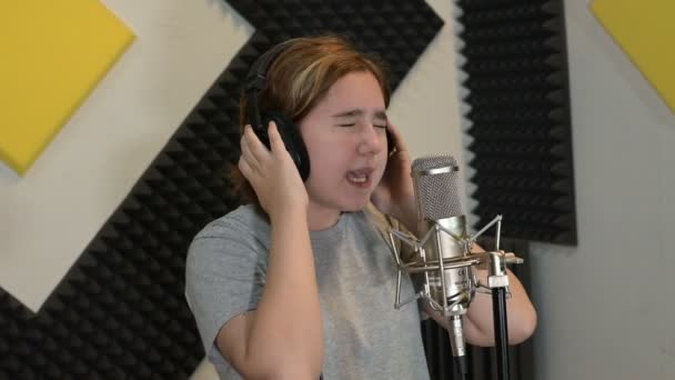 Ein Teenager Mit Kopfhörern Singt Einem Tonstudio Mikrofon Ein Lied — Stockvideo