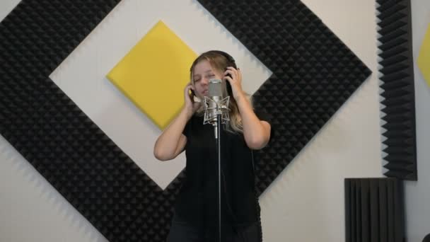 Een Blond Meisje Met Koptelefoon Zingt Een Liedje Een Opnamestudio — Stockvideo