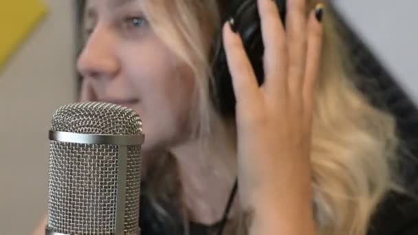Una Chica Rubia Con Auriculares Canta Una Canción Estudio Música — Vídeo de stock