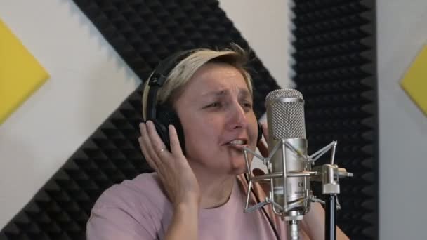 Une Fille Blonde Avec Casque Chante Une Chanson Dans Studio — Video