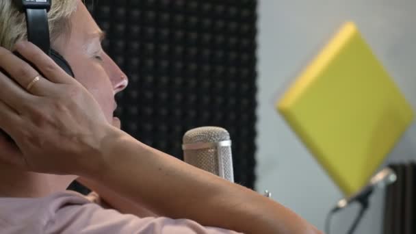 Een Blond Meisje Met Koptelefoon Zingt Een Liedje Een Opnamestudio — Stockvideo