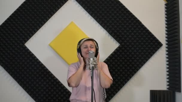 Een Blond Meisje Met Koptelefoon Zingt Een Liedje Een Opnamestudio — Stockvideo