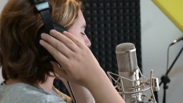 Dospívající Dívka Sluchátky Zpívá Píseň Nahrávacím Studiu Mikrofonu Formát Videa — Stock video