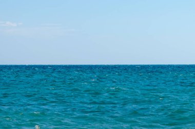 Deniz ufkunun manzarası sakin. Turizm ve eğlence konsepti. Seçici odak.