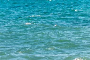 Deniz dalgalarının dokusu. Turizm ve çevre koruma kavramı. Seçici odak.