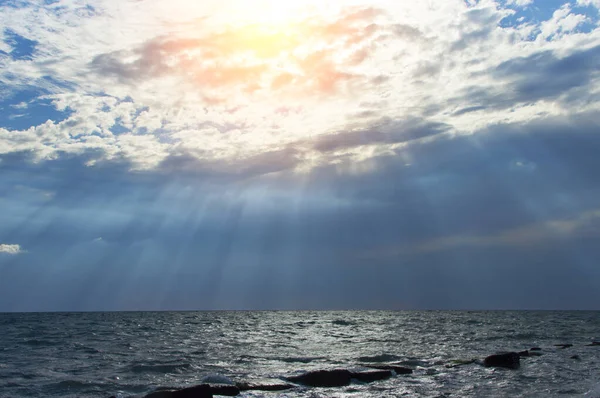 Calm Seascape Stormy Sky Sun Rays Get Clouds — Stock Photo, Image