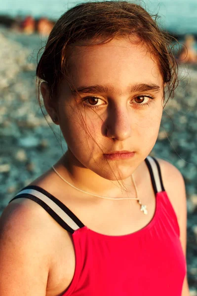 Retrato Una Adolescente Orilla Del Mar Una Mirada Cámara Primer — Foto de Stock