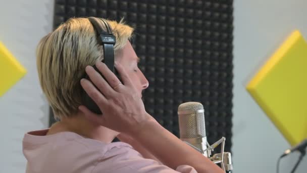 Een Blond Meisje Met Koptelefoon Zingt Een Liedje Een Opnamestudio — Stockvideo