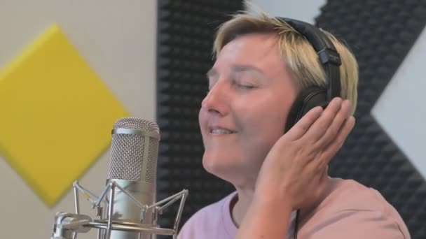 Blond Tjej Med Hörlurar Sjunger Sång Inspelningsstudio Vid Mikrofonen Video — Stockvideo