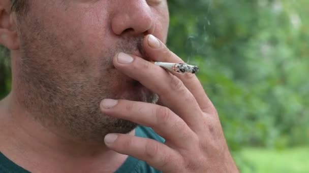 Unkempt Unshaven Uomo Fuma Una Sigaretta Strada Nel Parco Primo — Video Stock
