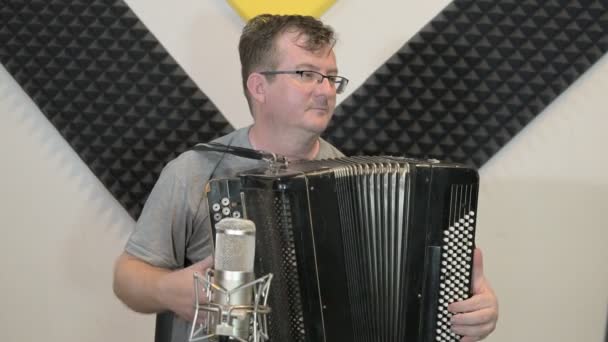 Portret Van Een Man Met Een Bril Die Accordeon Speelt — Stockvideo