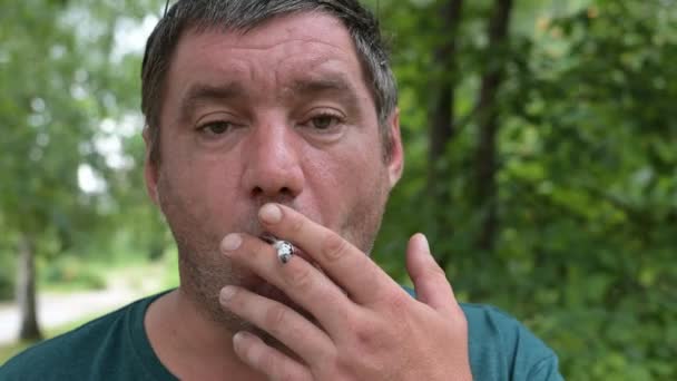 Homem Mal Barbeado Fuma Cigarro Rua Parque Close Formato Vídeo — Vídeo de Stock