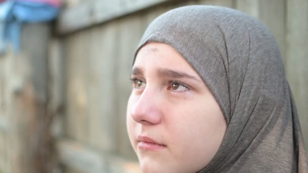 Uma Adolescente Refugiada Está Chorando Gritando Segurando Cabeça Suas Mãos — Vídeo de Stock